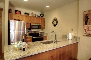 Beautiful 2 Bedroom Mountain Condo in River Run Village With Hot Tub A