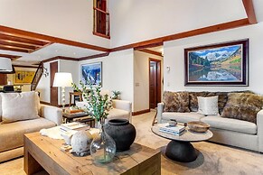 Exclusive 4 Bedroom Ski in, Ski out Vacation Rental With Hot Tubs and 