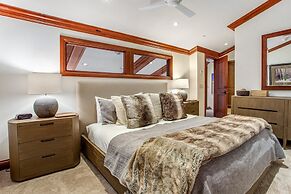 Exclusive 4 Bedroom Ski in, Ski out Vacation Rental With Hot Tubs and 