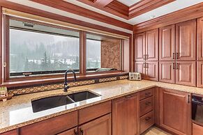 Exclusive 4 Bedroom Ski in, Ski out Vacation Rental With Hot Tubs and 