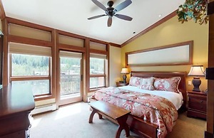 Exclusive 4 Bedroom Ski in, Ski out Vacation Rental With Hot Tubs and 