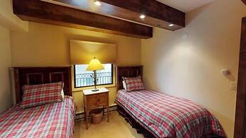 Luxury 2 Bedroom Lionshead Village Condo, Short Walk to Gondola