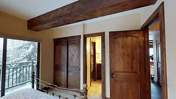 Luxury 2 Bedroom Lionshead Village Condo, Short Walk to Gondola