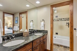 Luxury 2 Bedroom Lionshead Village Condo, Short Walk to Gondola