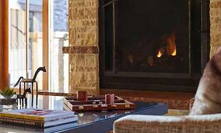 Luxury 2 Bedroom Lionshead Village Condo, Short Walk to Gondola