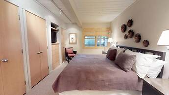 Ski In, Ski Out 2 Bedroom Gold-rated Condo in Snowmass Village With Po