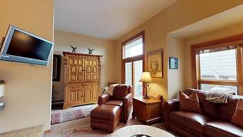 Gold-rated 3 Bedroom Condo Near Grand Hyatt Vail and Chair Lift 20