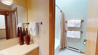 Gold-rated 3 Bedroom Condo Near Grand Hyatt Vail and Chair Lift 20