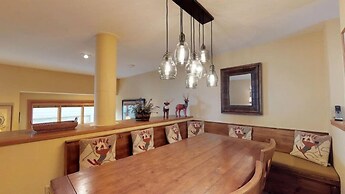 Gold-rated 3 Bedroom Condo Near Grand Hyatt Vail and Chair Lift 20