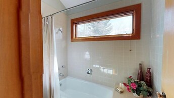 Gold-rated 3 Bedroom Condo Near Grand Hyatt Vail and Chair Lift 20