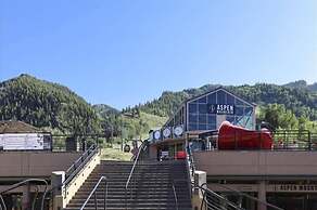 Exclusive 2 Bedroom Mountain Vacation Rental in the Heart of Downtown 