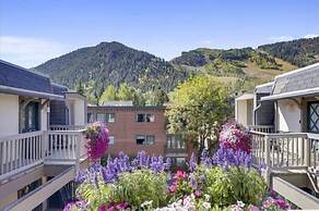 Exclusive 2 Bedroom Mountain Vacation Rental in the Heart of Downtown 