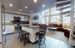 1 Bedroom Boutique Resort Condo With Hot Tub Access and Within Walking