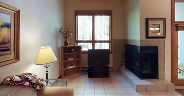 Luxury One Bedroom Condo in Cascade Village at the Base of Chair Lift 