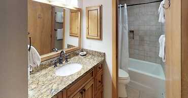 Luxury One Bedroom Condo in Cascade Village at the Base of Chair Lift 