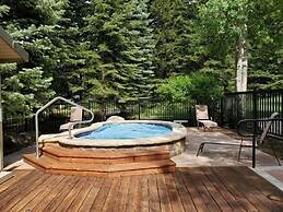 Luxury One Bedroom Condo in Cascade Village at the Base of Chair Lift 