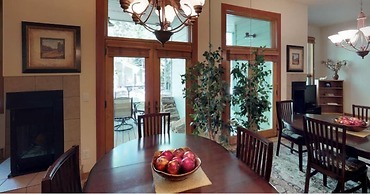 Luxury One Bedroom Condo in Cascade Village at the Base of Chair Lift 