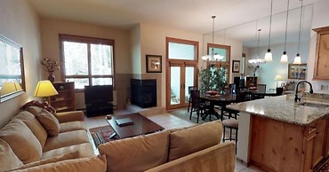 Luxury One Bedroom Condo in Cascade Village at the Base of Chair Lift 