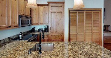 Luxury One Bedroom Condo in Cascade Village at the Base of Chair Lift 