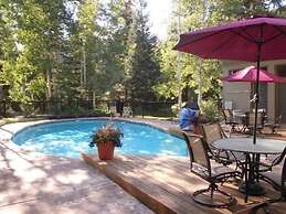 Luxury One Bedroom Condo in Cascade Village at the Base of Chair Lift 