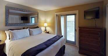 Luxury One Bedroom Condo in Cascade Village at the Base of Chair Lift 