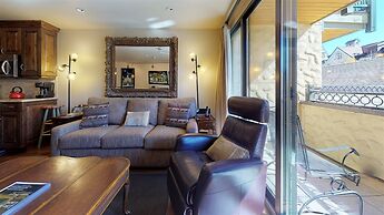 Luxury 1 Bedroom Mountain Vacation Rental, 100 Yards to Gondola in Lio