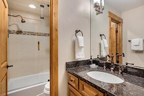 Luxury 1 Bedroom Mountain Vacation Rental, 100 Yards to Gondola in Lio