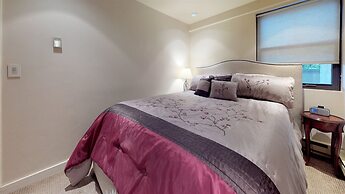 Luxury 1 Bedroom Mountain Vacation Rental, 100 Yards to Gondola in Lio