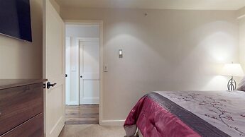 Luxury 1 Bedroom Mountain Vacation Rental, 100 Yards to Gondola in Lio