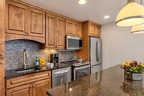 Luxury 1 Bedroom Mountain Vacation Rental, 100 Yards to Gondola in Lio