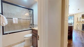 Luxury 1 Bedroom Mountain Vacation Rental, 100 Yards to Gondola in Lio