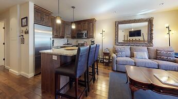 Luxury 1 Bedroom Mountain Vacation Rental, 100 Yards to Gondola in Lio