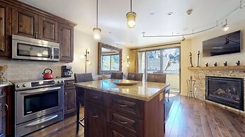 Luxury 1 Bedroom Mountain Vacation Rental, 100 Yards to Gondola in Lio