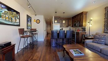 Luxury 1 Bedroom Mountain Vacation Rental, 100 Yards to Gondola in Lio