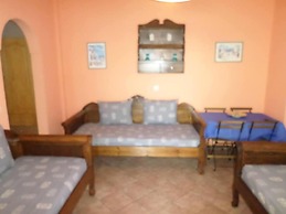 Santorious Spacious Apartment