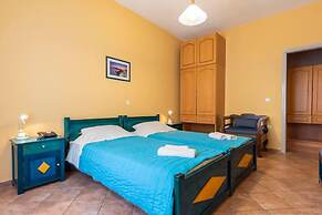 Santorious Spacious Apartment