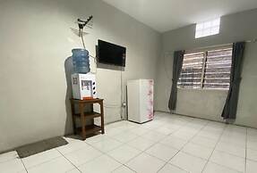 SPOT ON 91343 Kartika Guest House SyariahNearPantai Stres