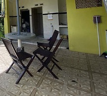 SPOT ON 91343 Kartika Guest House SyariahNearPantai Stres