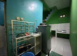 SPOT ON 91343 Kartika Guest House SyariahNearPantai Stres