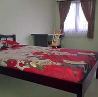 SPOT ON 91343 Kartika Guest House SyariahNearPantai Stres