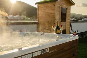 Rooftop Home With Whirlpool & Sauna