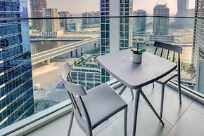 Stylish Studio w Dubai Canal Vw in Business Bay