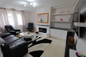 Immaculate 2-bed Apartment in Isleworth by River