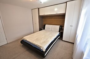 Immaculate 2-bed Apartment in Isleworth by River