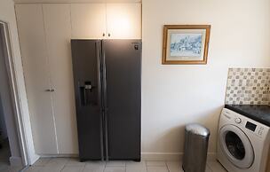 Immaculate 2-bed Apartment in Isleworth by River