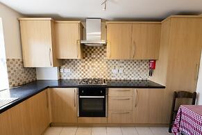 Immaculate 2-bed Apartment in Isleworth by River