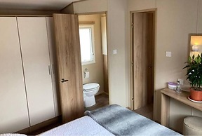 Luxury 2 Bedroom Holiday Home on Beachside Park