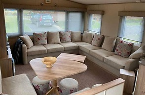 Luxury 2 Bedroom Holiday Home on Beachside Park