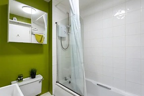 Stylish 2 Bedroom Apartment Near the City Centre