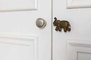 Stylish 2 Bedroom Apartment Near the City Centre